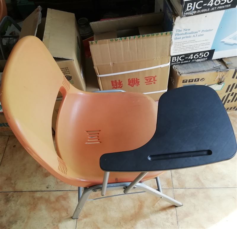 賣椅子，楊琴